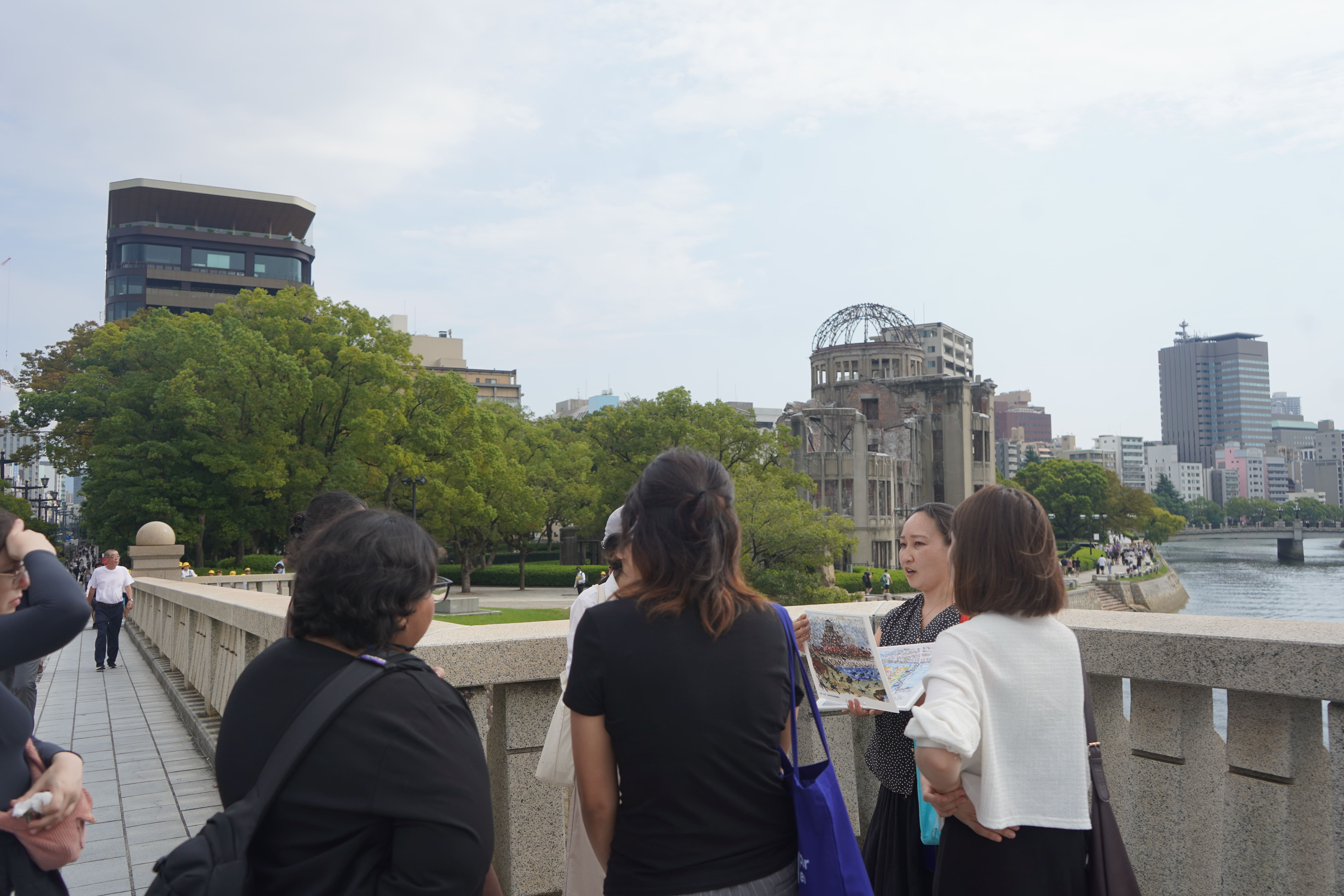平和公園内視察の様子