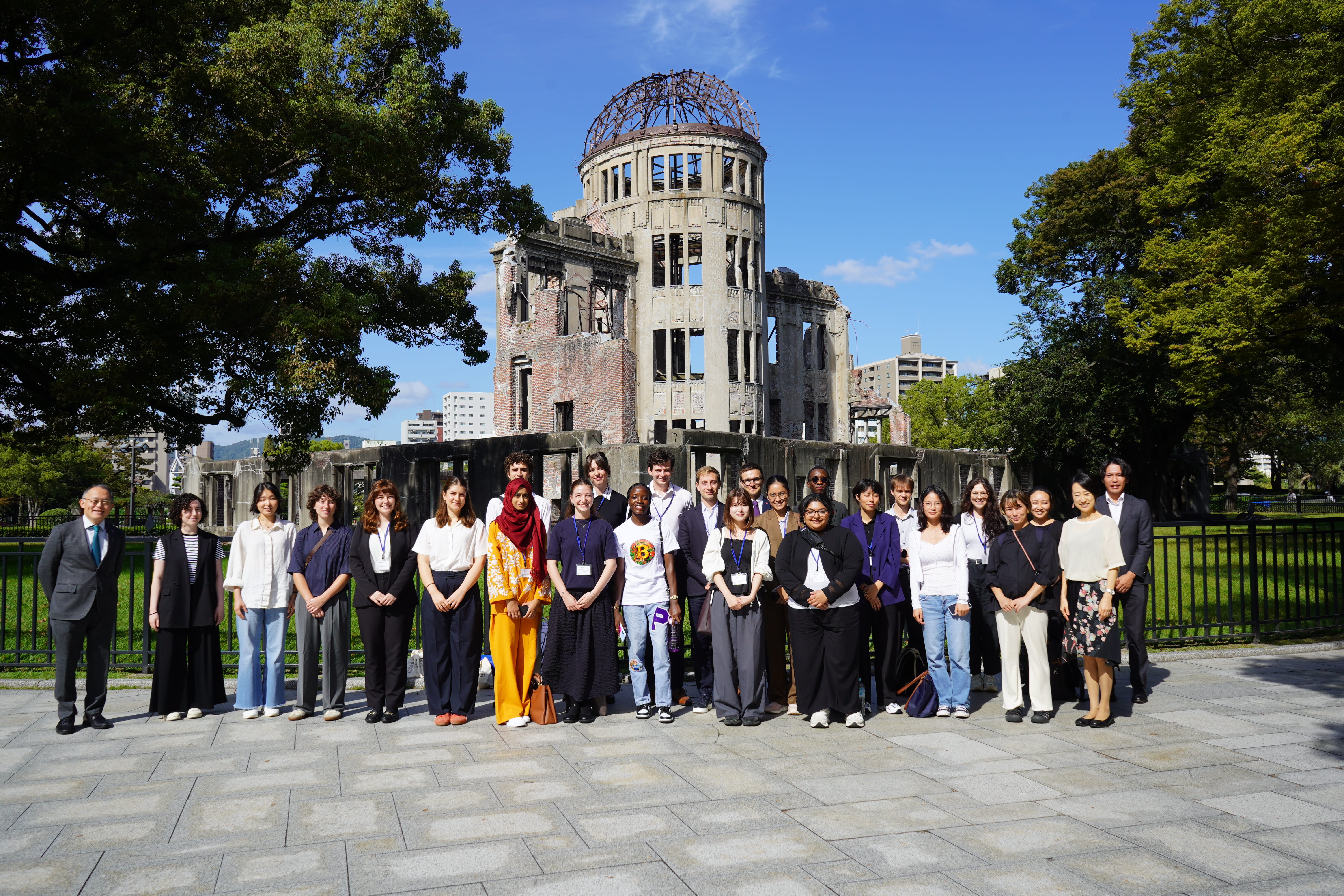 原爆ドーム前での集合写真