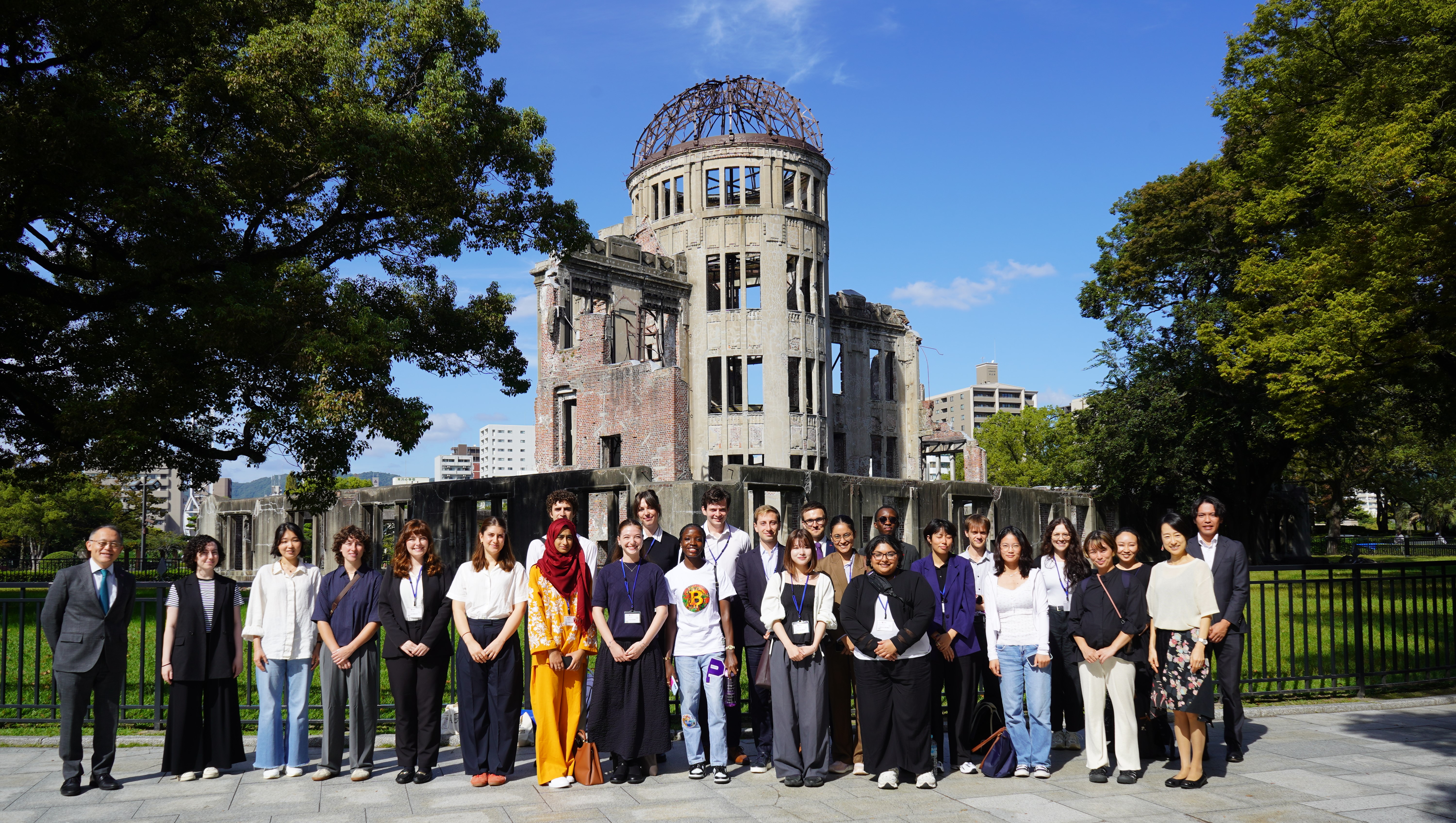 原爆ドーム前での集合写真