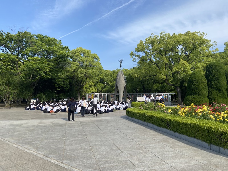 原爆の子の像の前に集う若者