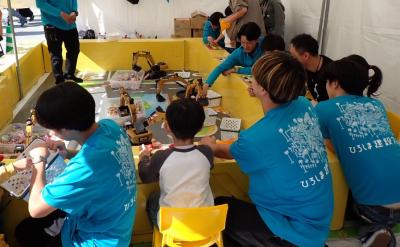 ラジコン重機でお菓子すくい