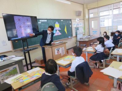 庄原市立東小学校／地元デザイン会社が、学校の学びと仕事の関連を説明