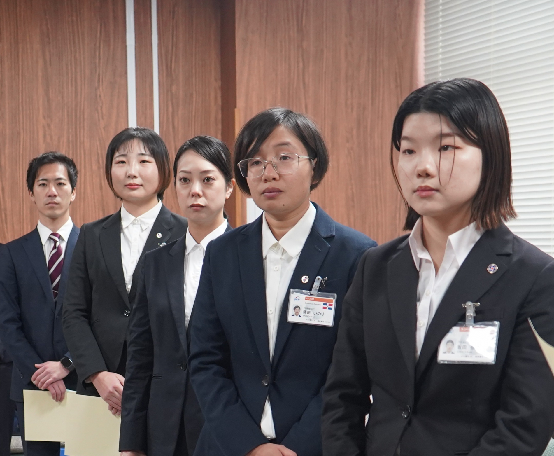 話を聞く海外協力隊員