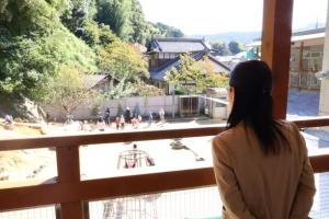 ゆめのはこども園の園庭を眺める小田原委員