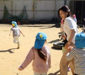 園児と鬼ごっこをする小田原委員②