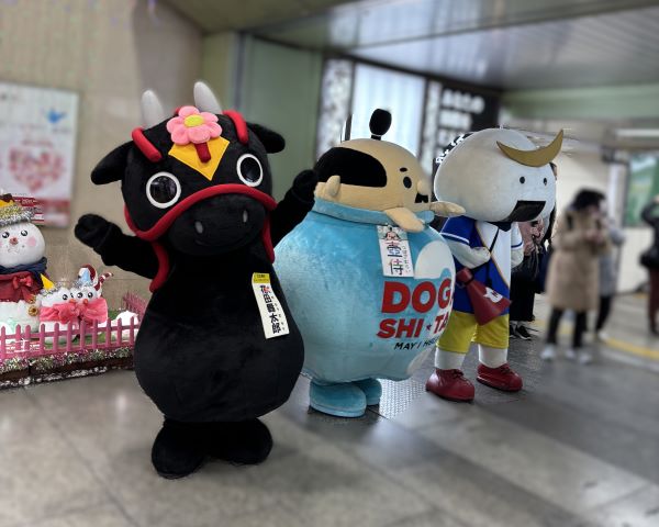 グリーティングの様子①(むすび丸、舞太郎、壺侍)