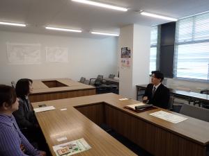 授与式後の談話の様子