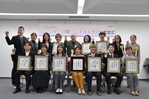 「届け！もやもや」と声をそろえる受賞者と審査員