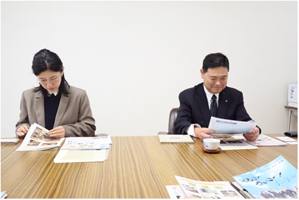 黒瀬高校についての説明を聞く細川委員と小田原委員