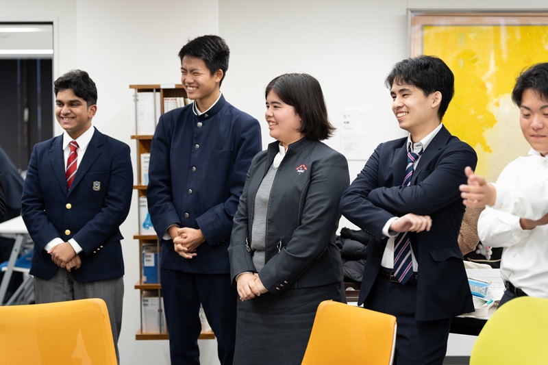 生徒達が談笑している様子