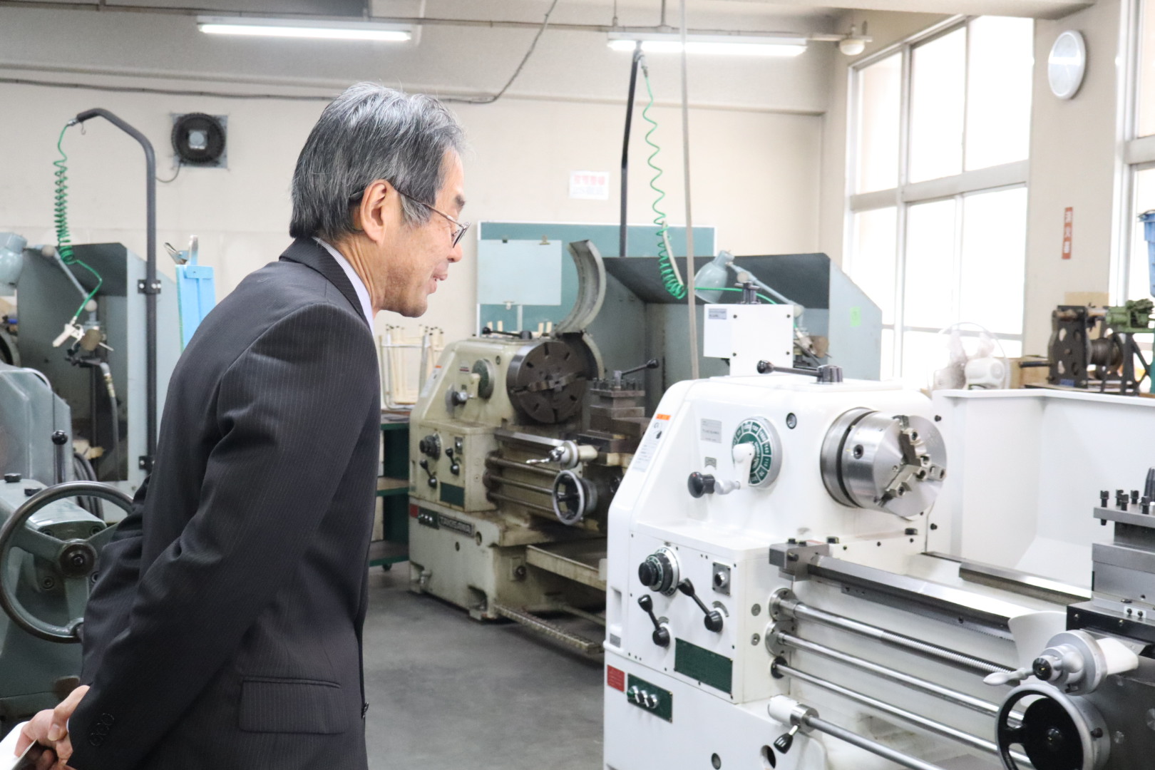 旋盤を見る河田委員