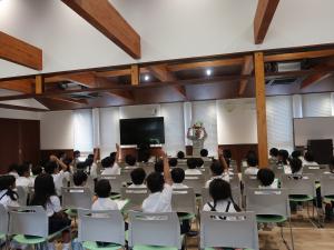 犬との接し方について話を聞く生徒たち1