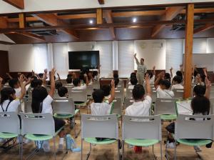 犬との接し方について話を聞く生徒たち2