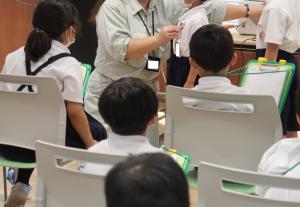 動物の心音を聞き比べる生徒たち1