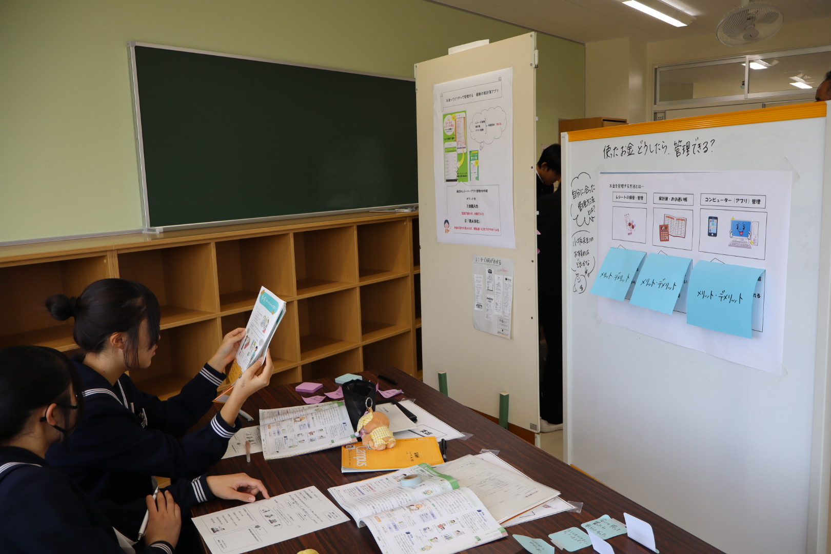 家庭科　グループ学習の様子