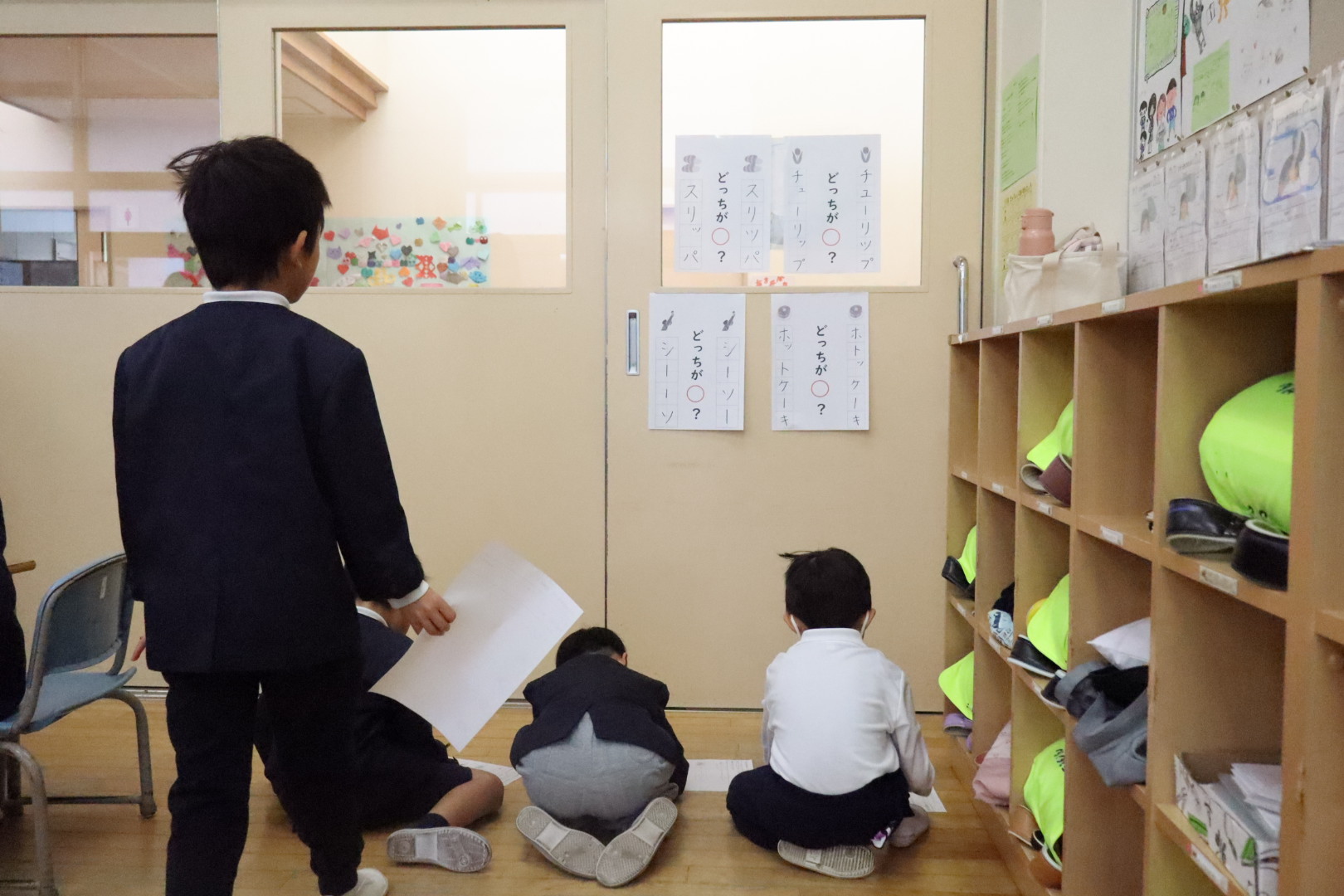 ヒントを確認しながら課題に取り組む児童