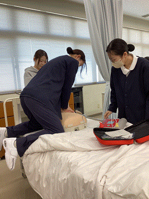 学生が胸骨圧迫をしている