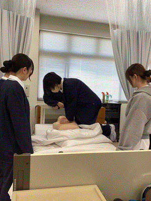学生が胸骨圧迫をしてい
