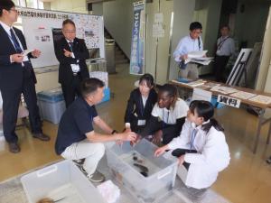 説明を受けている様子