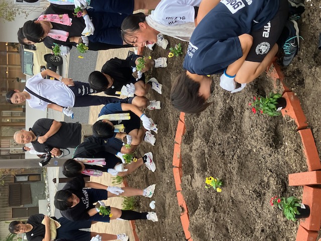 花の植え方を教わる