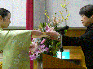 卒業生代表が校長から卒業証書を授与されている