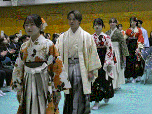 卒業生が退場している