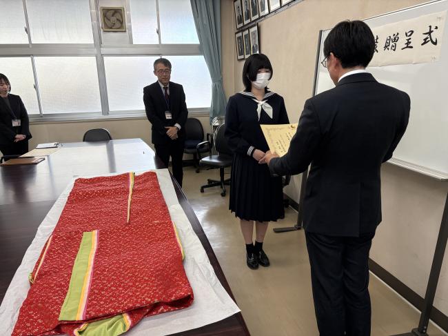 贈呈式の様子の画像