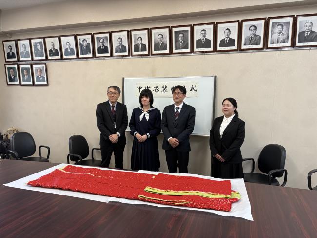 制作した生徒と記念撮影の画像