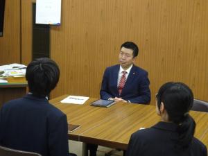 当日の発表を受ける教育長