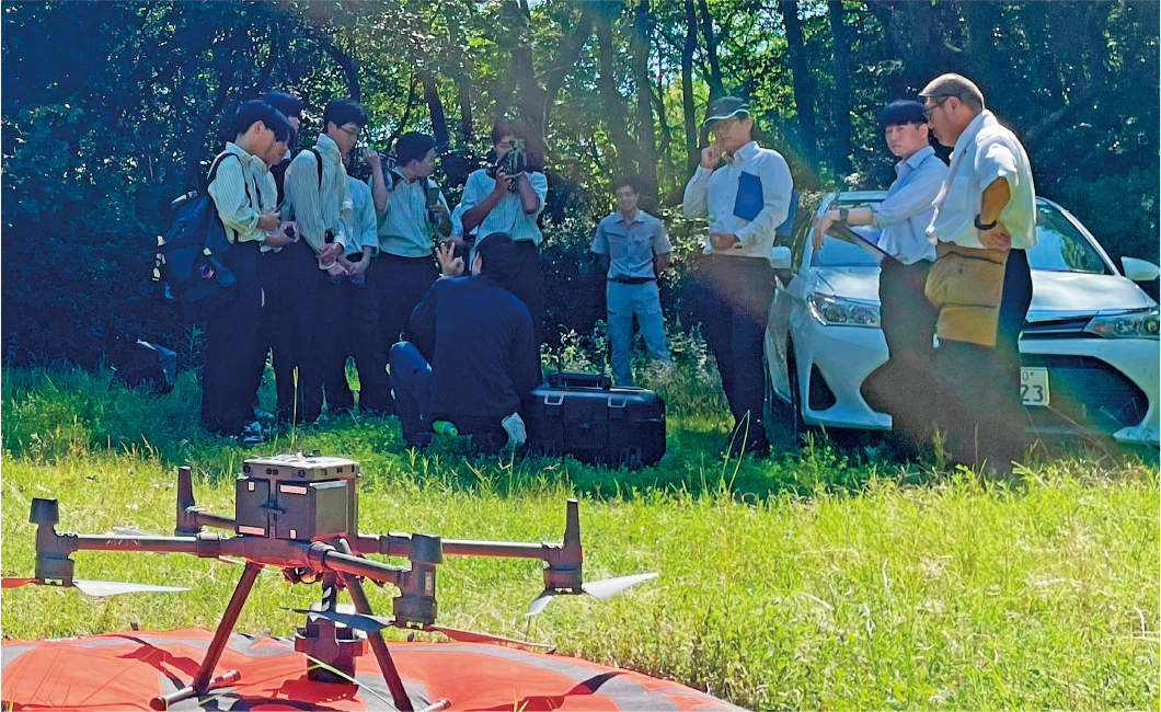 ドローンを使った探究活動に向け、地元企業と連携 した授業を受ける生徒（県立広島井口高等学校）