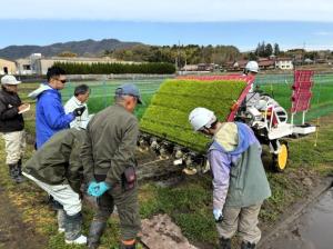 田植え機を囲んで話し合い