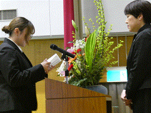 新入生代表があいさつをしている