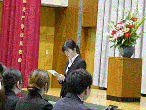 在校生代表が歓迎の言葉を述べている