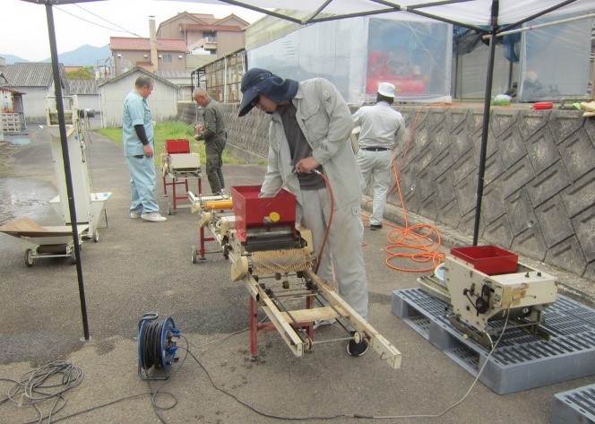 使用機械の分解掃除の様子