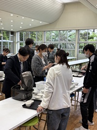 食事の様子1