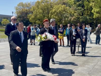 原爆死没者慰霊碑参拝