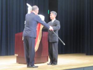 第72回広島杜氏組合自醸酒品評会褒賞状授与式の優勝旗授与