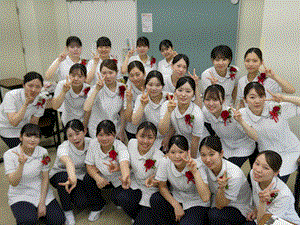 A組が集合して撮影している