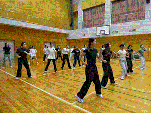 学生が先生の動きに合わせてダンスをしている