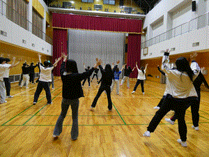 B組がダンスをしている