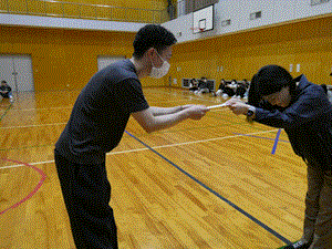 男子学生が贈呈されている