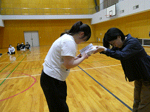女子学生が贈呈