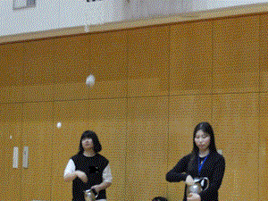 女子学生がピッチャーを持って立っている