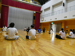 ヨガで目を閉じて自分の呼吸を感じている