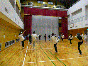 音楽に合わせて学生が踊っている