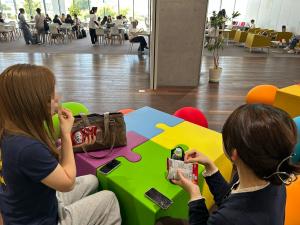 フルグラボールを試食している様子