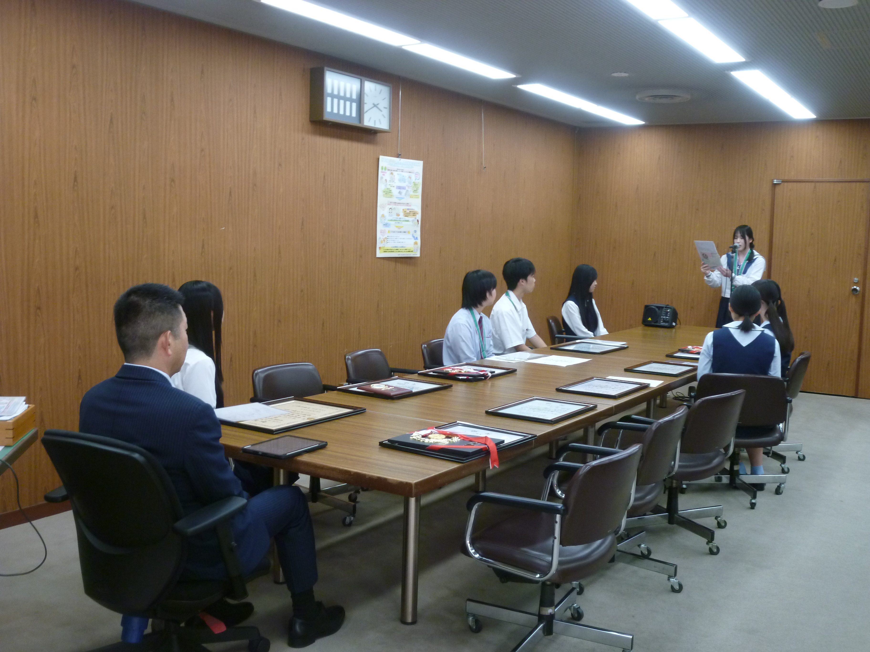 実演を見守る教育長