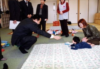 熊野町西部地域健康センターにて住民とふれあいの写真２