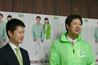 知事と高橋氏ポスターを前に２ショット