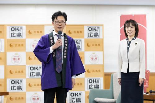 表彰時コメントする江種さん